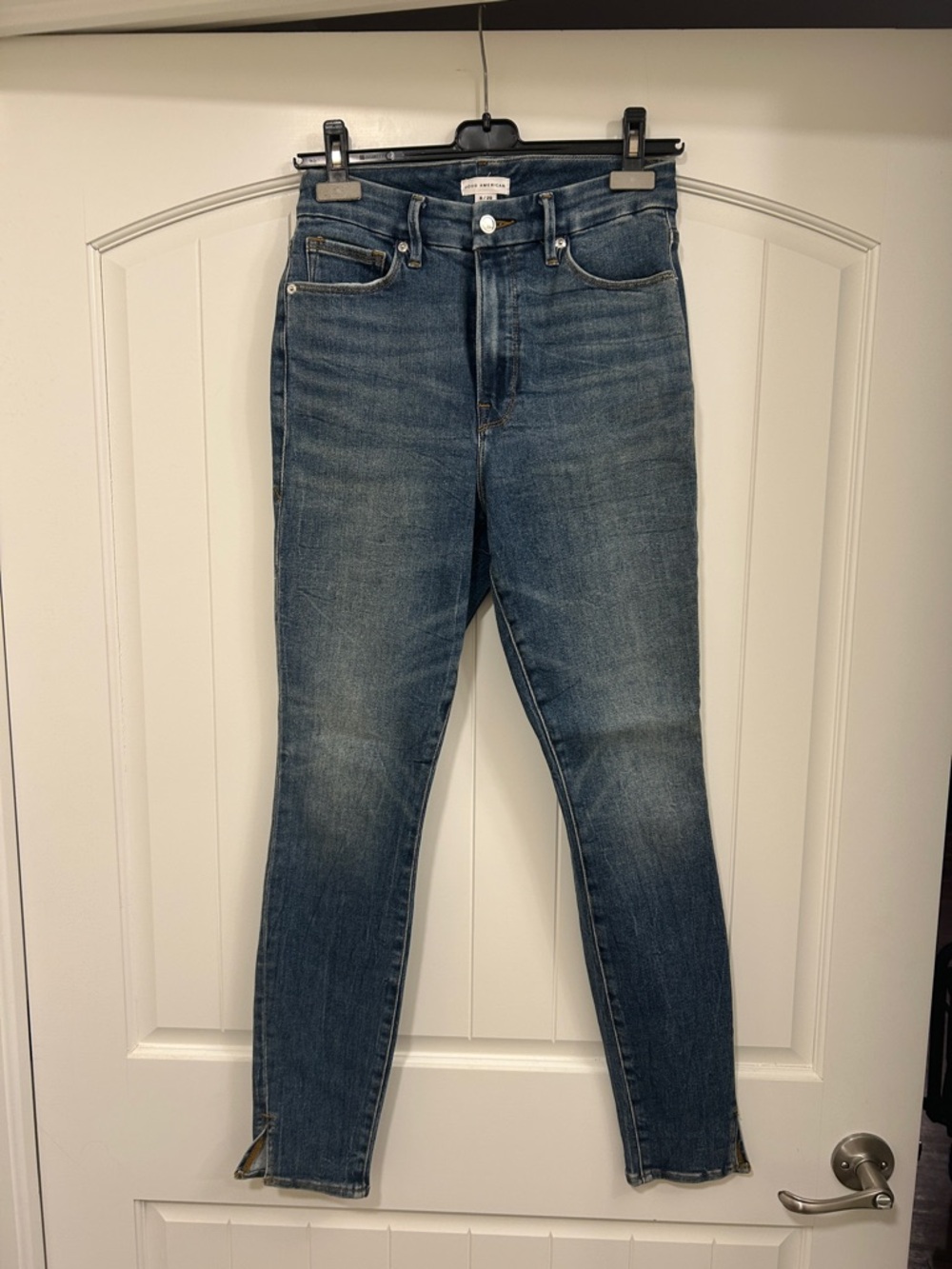 Good American Skinny Jeans in Medium Blue Wash